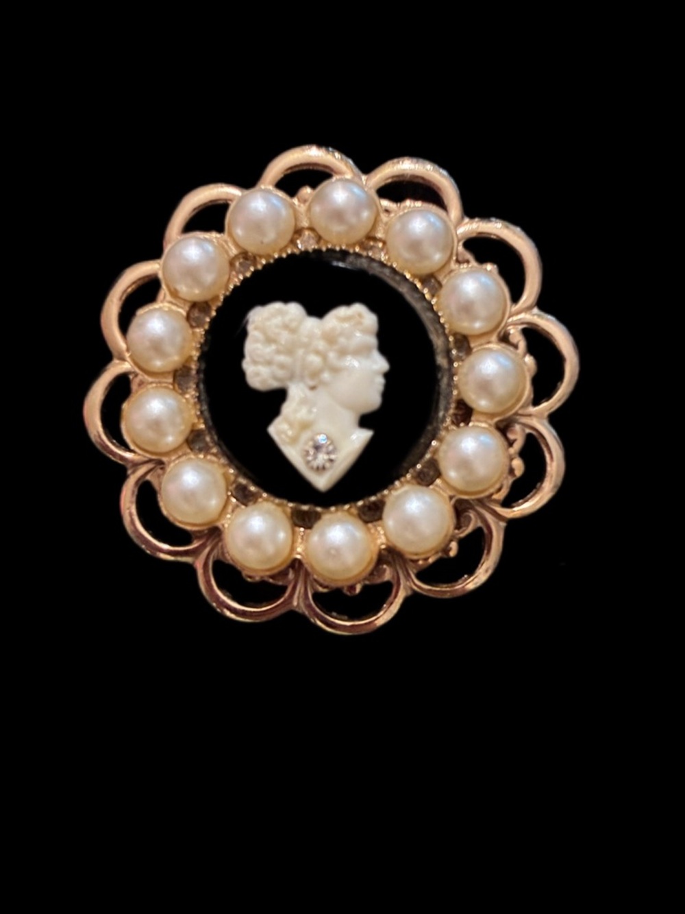 Vintage EUC Cameo Brooch Faux Pearl Gold Tone Grecian Profile Woman Circle Round